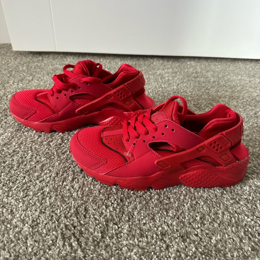NEW Nike Huarache Run University Red GS Size 4 Youth